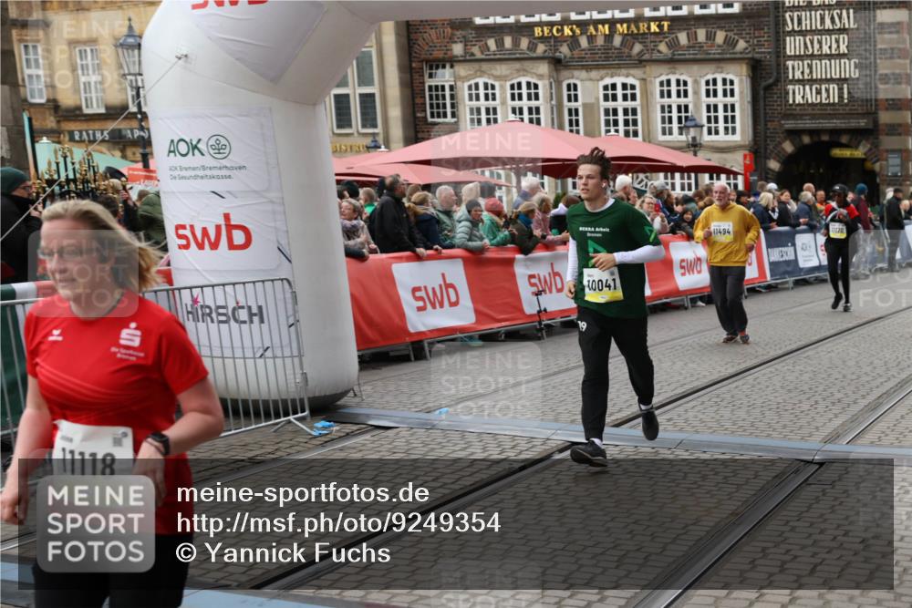 05.10.2025 - 20. swb-Marathon Bremen Yannick Fuchs http://msf.ph/oto/9249354 05.10.2025 11:13:09 Ziel 10041, 11118, 11494 meine-sportfotos.de