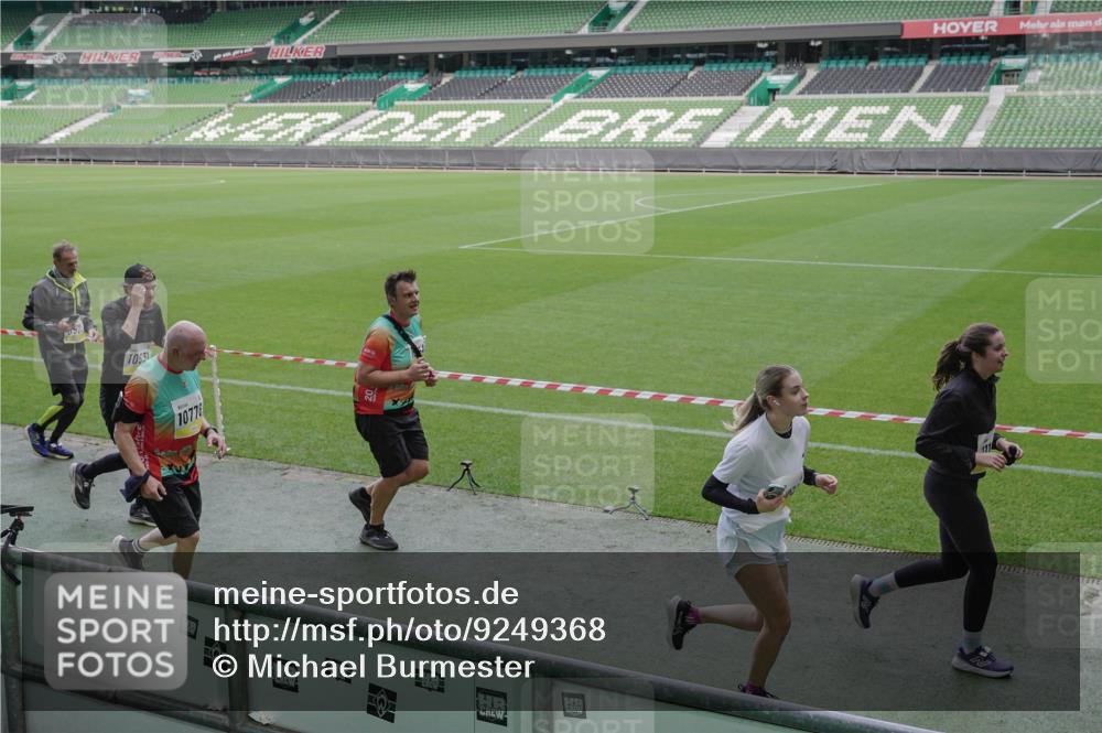 05.10.2025 - 20. swb-Marathon Bremen Michael Burmester http://msf.ph/oto/9249368 05.10.2025 10:39:42 Laufen im Stadion 7199, 7654, 7779, 7788, 7789, 7979, 9002, 9180, 9186, 9220, 9224, 9225, 9228, 9286, 9315, 9325, 9419, 9515, 9523, 9554, 9610, 9628, 9644, 9661, 9662, 9668, 9713, 9765, 9780, 9786, 9850, 9901, 9908, 9944, 9976, 9998, 10018, 10021, 10025, 10157, 10185, 10192, 10207, 10238, 10255, 10258, 10286, 10289, 10371, 10374, 10383, 10422, 10426, 10451, 10462, 10498, 10531, 10532, 10557, 10567, 10587, 10597, 10603, 10604, 10619, 10749, 9229, 9269, 9300, 9324, 9379, 9394 meine-sportfotos.de