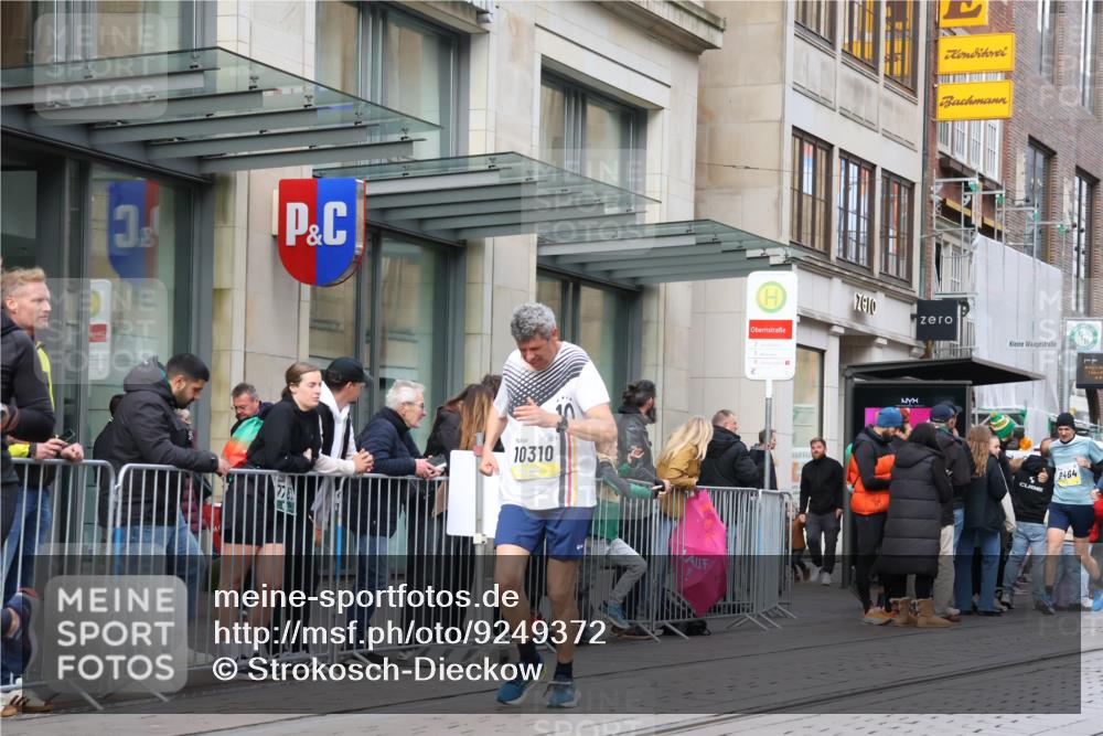 05.10.2025 - 20. swb-Marathon Bremen Strokosch-Dieckow http://msf.ph/oto/9249372 05.10.2025 10:53:18 Ziel 9238, 9461, 9464, 9494, 9569, 9934, 9957, 10020, 10302, 10310, 10335, 10369, 10416, 10468, 10642, 10655, 10906, 10925, 10934, 10966, 11046, 11141, 11246, 11383, 11545, 11616, 11716, 9238, 9461, 9464, 9494, 9569, 9934, 9957, 10020, 10302, 10310, 10335, 10369, 10416, 10468, 10642, 10655, 10906, 10925, 10934, 10966, 11046, 11141, 11246, 11383 meine-sportfotos.de