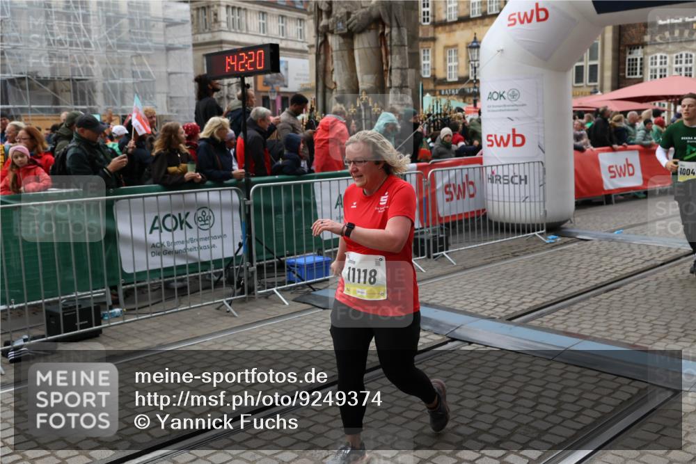 05.10.2025 - 20. swb-Marathon Bremen Yannick Fuchs http://msf.ph/oto/9249374 05.10.2025 11:13:09 Ziel 10041, 11118, 11494 meine-sportfotos.de
