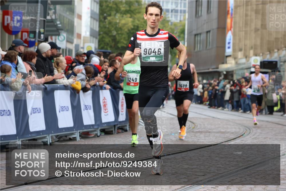 05.10.2025 - 20. swb-Marathon Bremen Strokosch-Dieckow http://msf.ph/oto/9249384 05.10.2025 12:47:31 Ziel 1249, 1688, 6984, 9046 meine-sportfotos.de