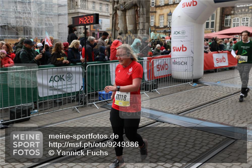 05.10.2025 - 20. swb-Marathon Bremen Yannick Fuchs http://msf.ph/oto/9249386 05.10.2025 11:13:09 Ziel 10041, 11118, 11494 meine-sportfotos.de