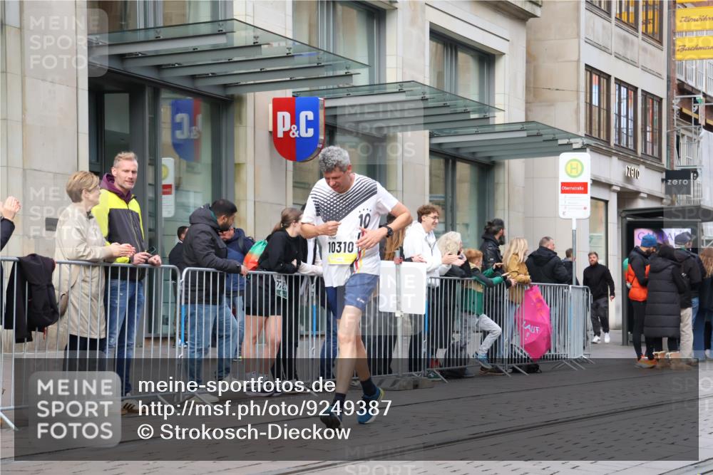 05.10.2025 - 20. swb-Marathon Bremen Strokosch-Dieckow http://msf.ph/oto/9249387 05.10.2025 10:53:19 Ziel 9238, 9461, 9464, 9494, 9569, 9934, 9957, 10020, 10310, 10369, 10416, 10468, 10642, 10655, 10696, 10906, 10925, 10934, 10966, 11046, 11141, 11246, 11383, 11445, 11545, 11716, 9238, 9461, 9464, 9494, 9569, 9934, 9957, 10020, 10310, 10369, 10416, 10468, 10642, 10655, 10696, 10906, 10925, 10934, 10966, 11046, 11141, 11246, 11383, 11445 meine-sportfotos.de
