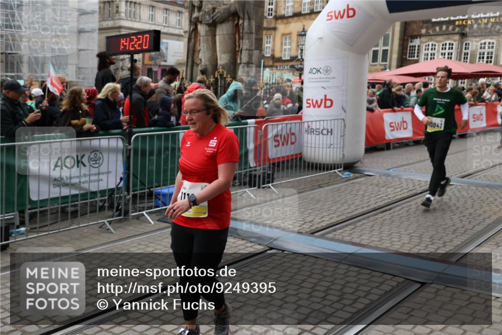 05.10.2025 - 20. swb-Marathon Bremen Yannick Fuchs http://msf.ph/oto/9249395 05.10.2025 11:13:09 Ziel 10041, 11118, 11494 meine-sportfotos.de