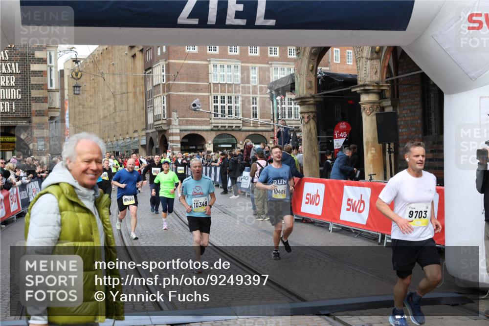 05.10.2025 - 20. swb-Marathon Bremen Yannick Fuchs http://msf.ph/oto/9249397 05.10.2025 10:53:16 Ziel 9449, 9650, 9703, 9834, 10128, 10242, 10349, 10460, 10466, 10539, 11259, 11300, 11398, 11411 meine-sportfotos.de