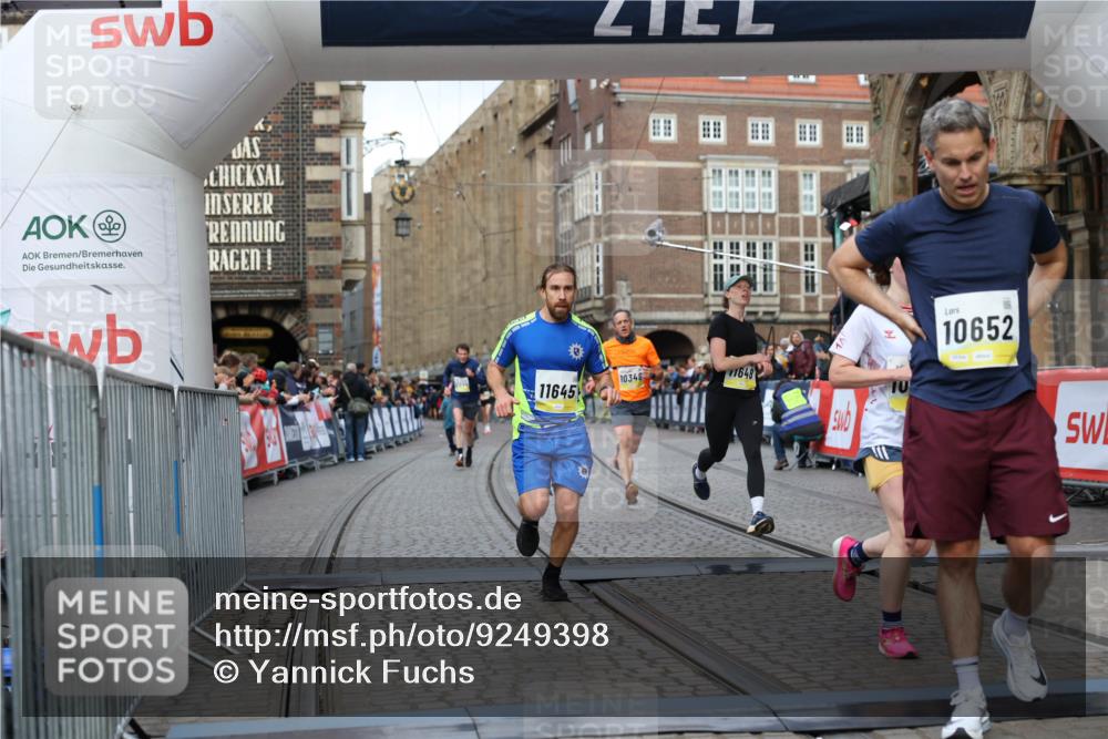 05.10.2025 - 20. swb-Marathon Bremen Yannick Fuchs http://msf.ph/oto/9249398 05.10.2025 10:44:18 Ziel 9614, 9919, 10044, 10348, 10351, 10649, 11316, 11503, 11645, 11648 meine-sportfotos.de