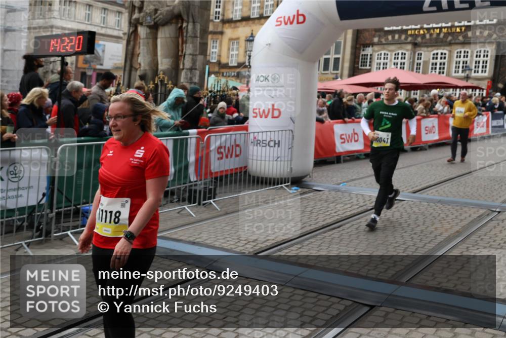 05.10.2025 - 20. swb-Marathon Bremen Yannick Fuchs http://msf.ph/oto/9249403 05.10.2025 11:13:09 Ziel 10041, 11118, 11494 meine-sportfotos.de