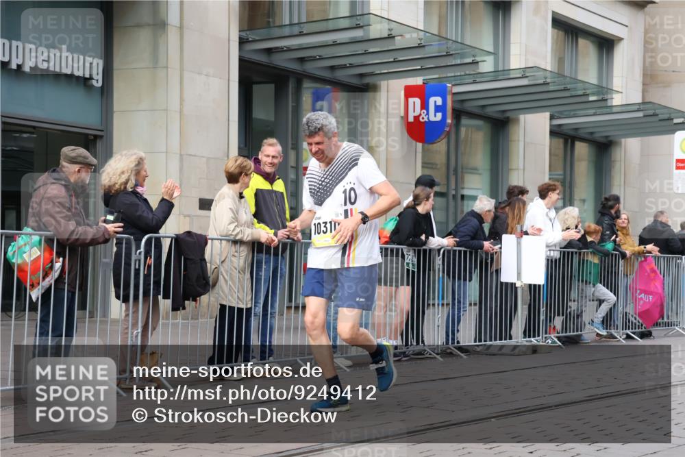 05.10.2025 - 20. swb-Marathon Bremen Strokosch-Dieckow http://msf.ph/oto/9249412 05.10.2025 10:53:19 Ziel 9238, 9461, 9464, 9494, 9569, 9934, 9957, 10020, 10310, 10369, 10416, 10468, 10642, 10655, 10696, 10906, 10925, 10934, 10966, 11046, 11141, 11246, 11383, 11445, 11545, 11716, 9238, 9461, 9464, 9494, 9569, 9934, 9957, 10020, 10310, 10369, 10416, 10468, 10642, 10655, 10696, 10906, 10925, 10934, 10966, 11046, 11141, 11246, 11383, 11445 meine-sportfotos.de