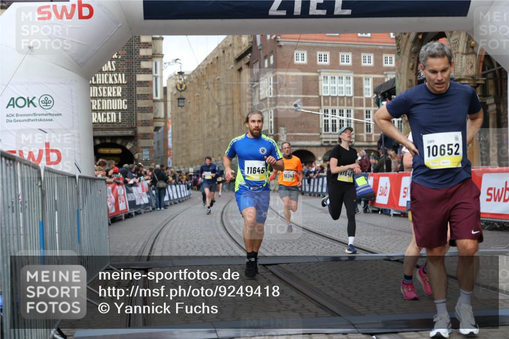 05.10.2025 - 20. swb-Marathon Bremen Yannick Fuchs http://msf.ph/oto/9249418 05.10.2025 10:44:18 Ziel 9614, 9919, 10044, 10348, 10351, 10649, 11316, 11503, 11645, 11648 meine-sportfotos.de