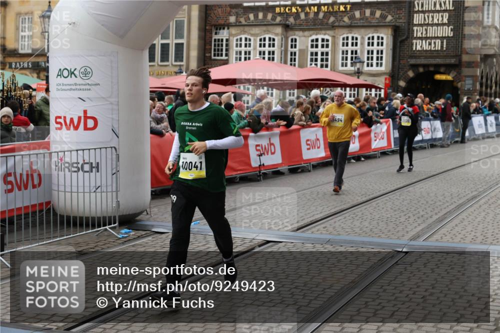 05.10.2025 - 20. swb-Marathon Bremen Yannick Fuchs http://msf.ph/oto/9249423 05.10.2025 11:13:10 Ziel 10041, 11118, 11170, 11494 meine-sportfotos.de
