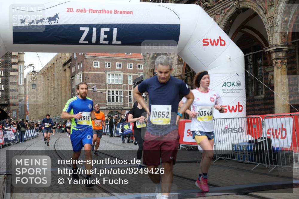 05.10.2025 - 20. swb-Marathon Bremen Yannick Fuchs http://msf.ph/oto/9249426 05.10.2025 10:44:18 Ziel 9614, 9919, 10044, 10348, 10351, 10649, 11316, 11503, 11645, 11648 meine-sportfotos.de