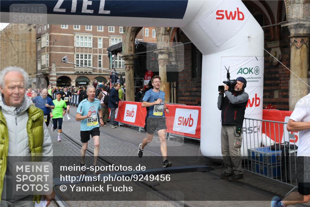 05.10.2025 - 20. swb-Marathon Bremen Yannick Fuchs http://msf.ph/oto/9249456 05.10.2025 10:53:17 Ziel 9449, 9650, 9703, 9834, 10128, 10242, 10349, 10460, 10466, 10539, 10958, 11259, 11300, 11377, 11411, 11512 meine-sportfotos.de