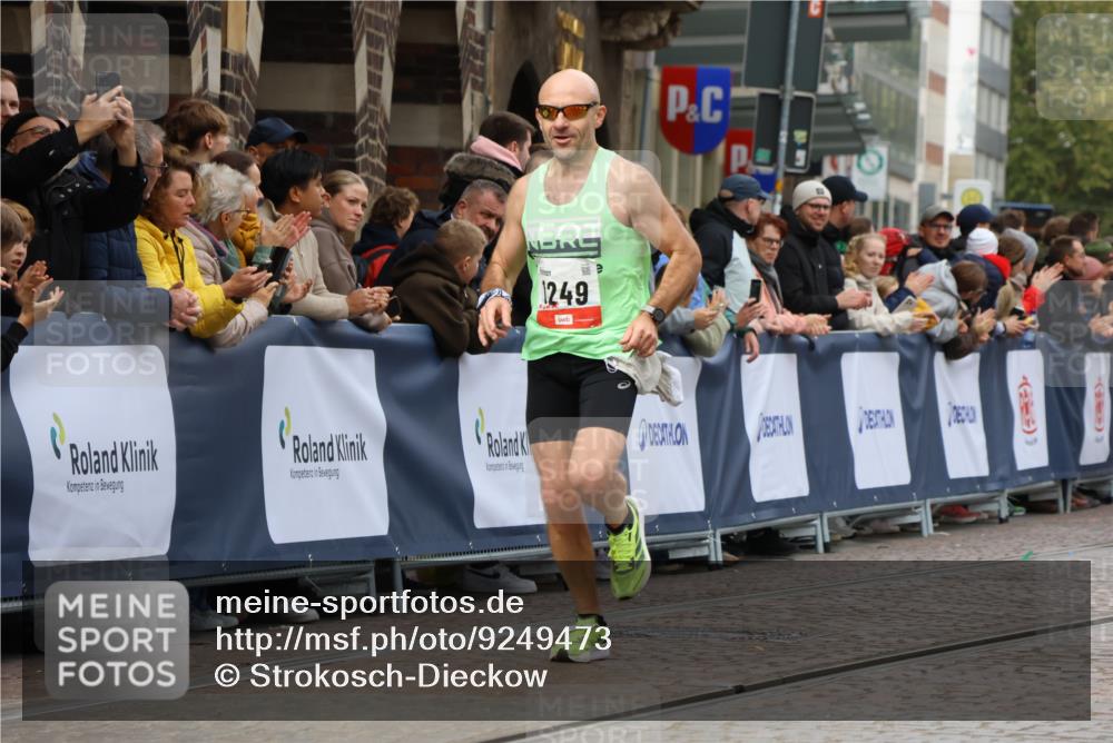 05.10.2025 - 20. swb-Marathon Bremen Strokosch-Dieckow http://msf.ph/oto/9249473 05.10.2025 12:47:33 Ziel 1249, 1688, 6984 meine-sportfotos.de