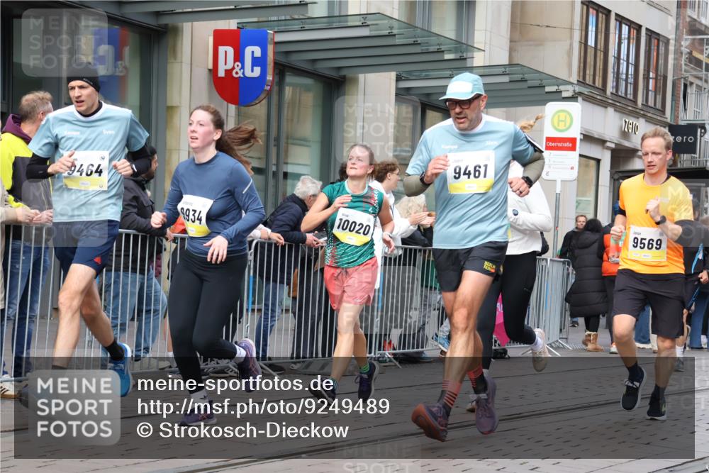 05.10.2025 - 20. swb-Marathon Bremen Strokosch-Dieckow http://msf.ph/oto/9249489 05.10.2025 10:53:23 Ziel 9238, 9456, 9461, 9464, 9494, 9569, 9701, 9934, 10020, 10046, 10310, 10416, 10616, 10642, 10696, 10906, 10925, 10966, 11046, 11141, 11246, 11383, 11445, 11533, 9238, 9456, 9461, 9464, 9494, 9569, 9701, 9934, 10020, 10046, 10310, 10416, 10616, 10642, 10696, 10906, 10925, 10966, 11046, 11141, 11246, 11383, 11445, 11533 meine-sportfotos.de