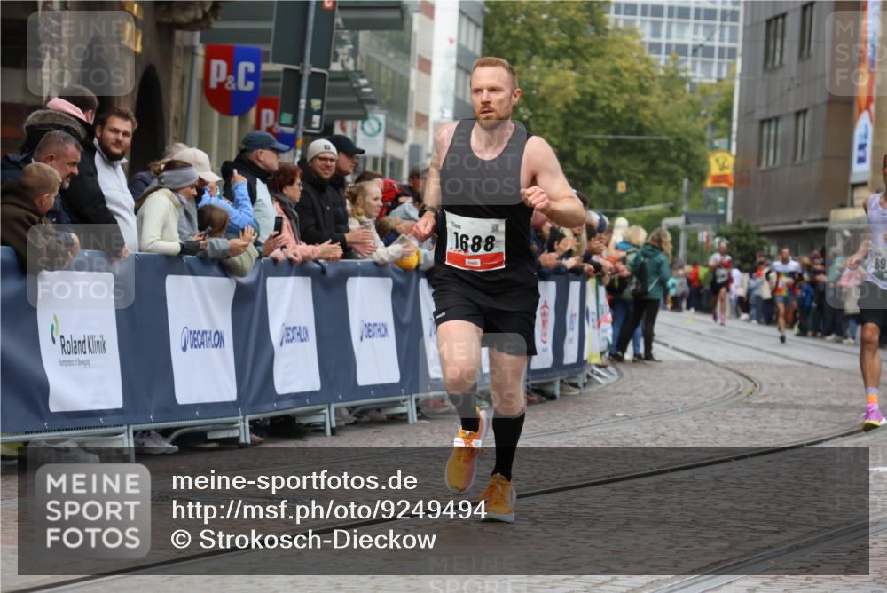 05.10.2025 - 20. swb-Marathon Bremen Strokosch-Dieckow http://msf.ph/oto/9249494 05.10.2025 12:47:35 Ziel 1249, 1688, 6984 meine-sportfotos.de
