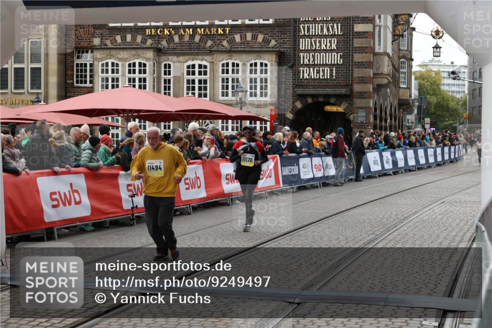 05.10.2025 - 20. swb-Marathon Bremen Yannick Fuchs http://msf.ph/oto/9249497 05.10.2025 11:13:11 Ziel 10041, 11118, 11170, 11494 meine-sportfotos.de