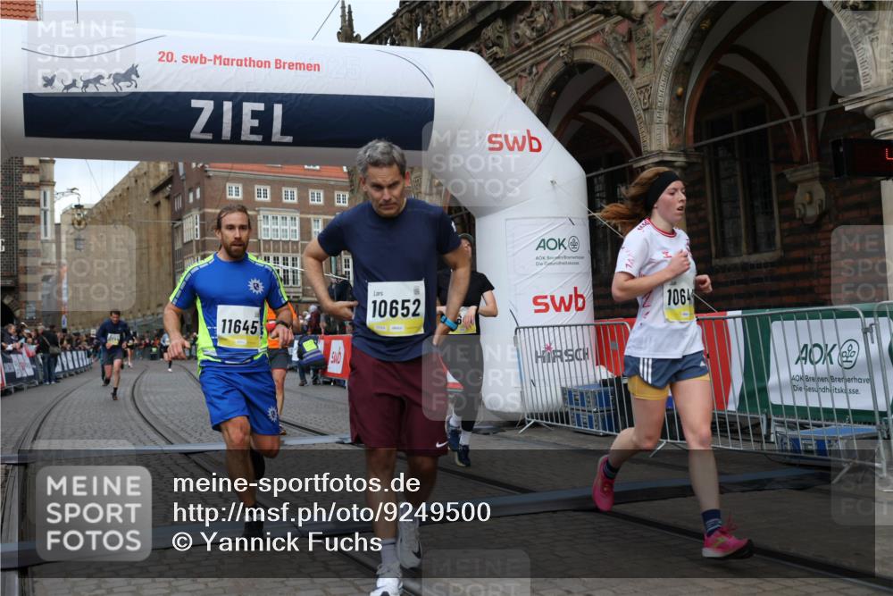 05.10.2025 - 20. swb-Marathon Bremen Yannick Fuchs http://msf.ph/oto/9249500 05.10.2025 10:44:19 Ziel 9614, 9919, 10044, 10348, 10351, 10649, 11645, 11648 meine-sportfotos.de