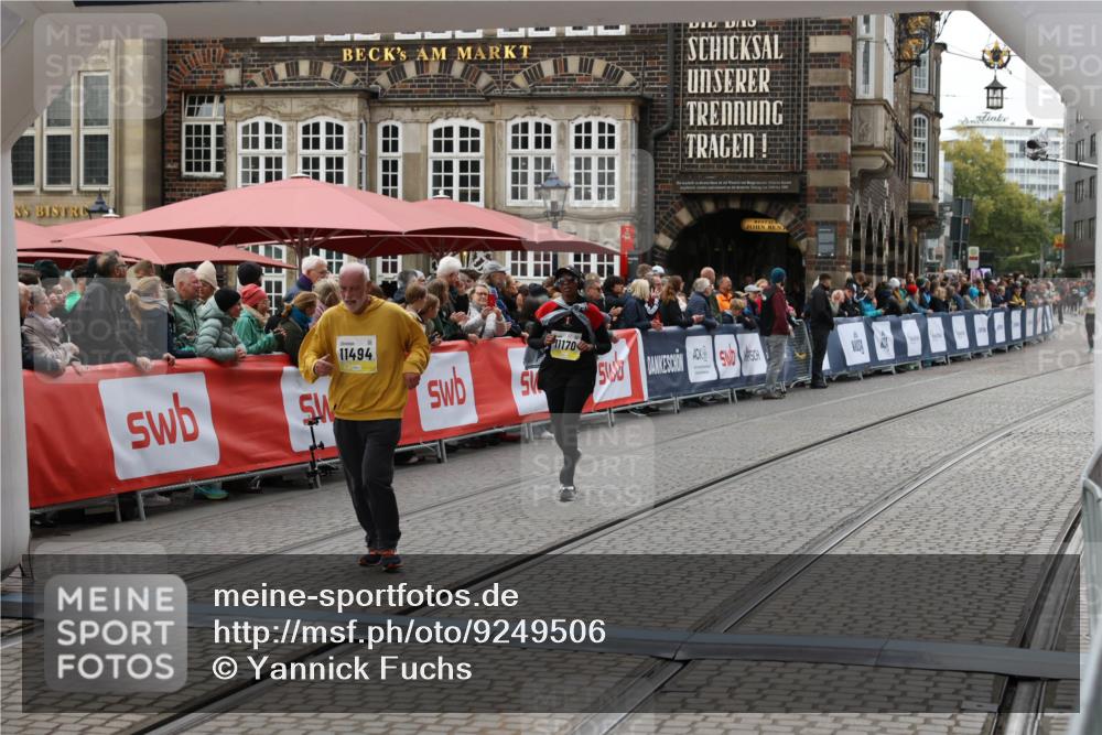 05.10.2025 - 20. swb-Marathon Bremen Yannick Fuchs http://msf.ph/oto/9249506 05.10.2025 11:13:11 Ziel 10041, 11118, 11170, 11494 meine-sportfotos.de