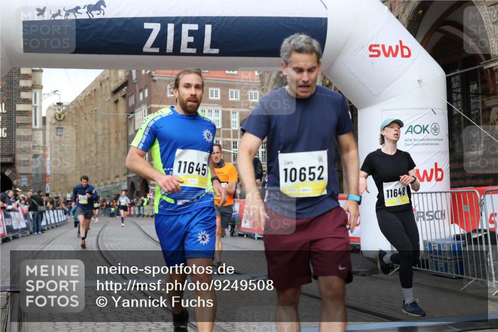 05.10.2025 - 20. swb-Marathon Bremen Yannick Fuchs http://msf.ph/oto/9249508 05.10.2025 10:44:19 Ziel 9614, 9919, 10044, 10348, 10351, 10649, 11645, 11648 meine-sportfotos.de