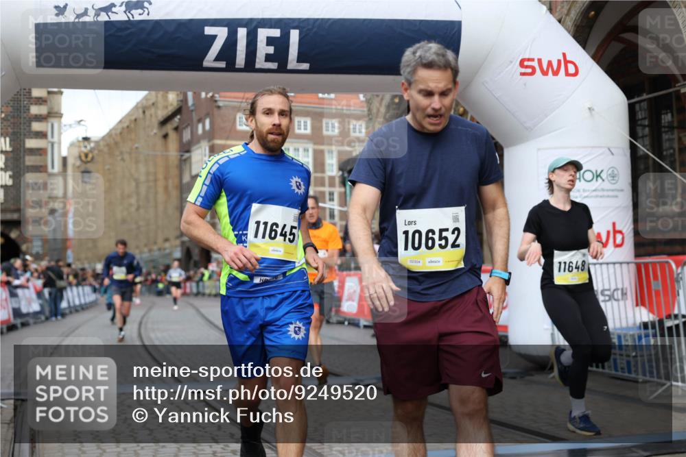 05.10.2025 - 20. swb-Marathon Bremen Yannick Fuchs http://msf.ph/oto/9249520 05.10.2025 10:44:19 Ziel 9614, 9919, 10044, 10348, 10351, 10649, 11645, 11648 meine-sportfotos.de
