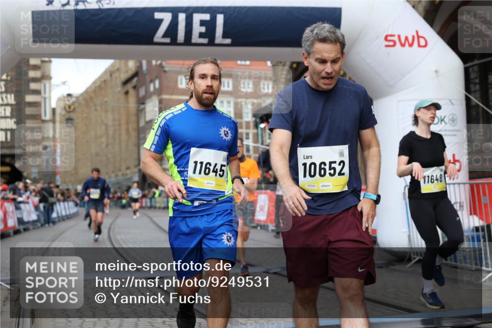 05.10.2025 - 20. swb-Marathon Bremen Yannick Fuchs http://msf.ph/oto/9249531 05.10.2025 10:44:19 Ziel 9614, 9919, 10044, 10348, 10351, 10649, 11645, 11648 meine-sportfotos.de