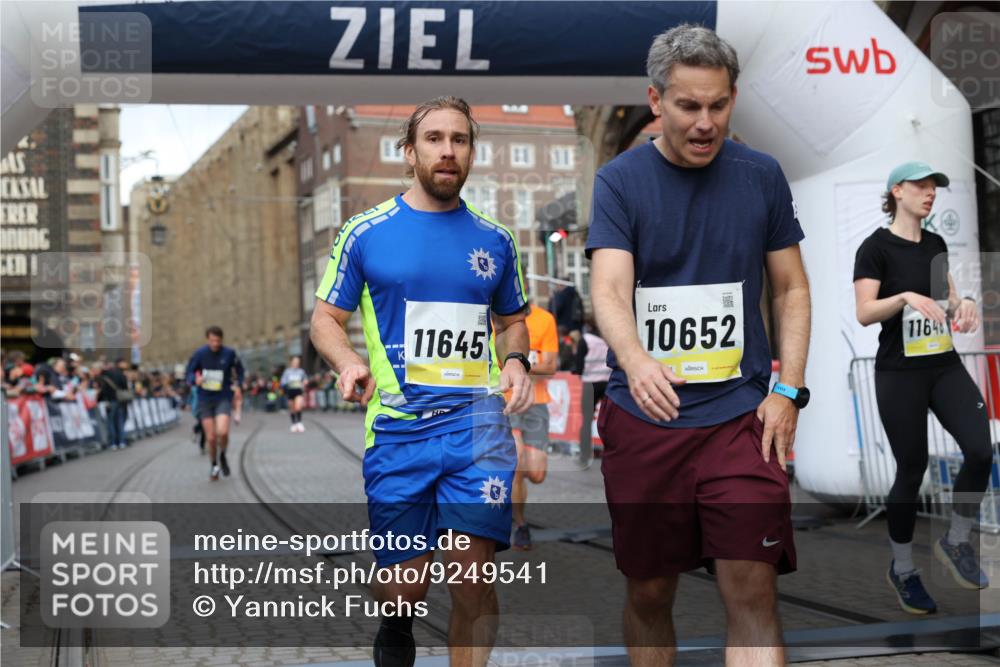 05.10.2025 - 20. swb-Marathon Bremen Yannick Fuchs http://msf.ph/oto/9249541 05.10.2025 10:44:19 Ziel 9614, 9919, 10044, 10348, 10351, 10649, 11645, 11648 meine-sportfotos.de