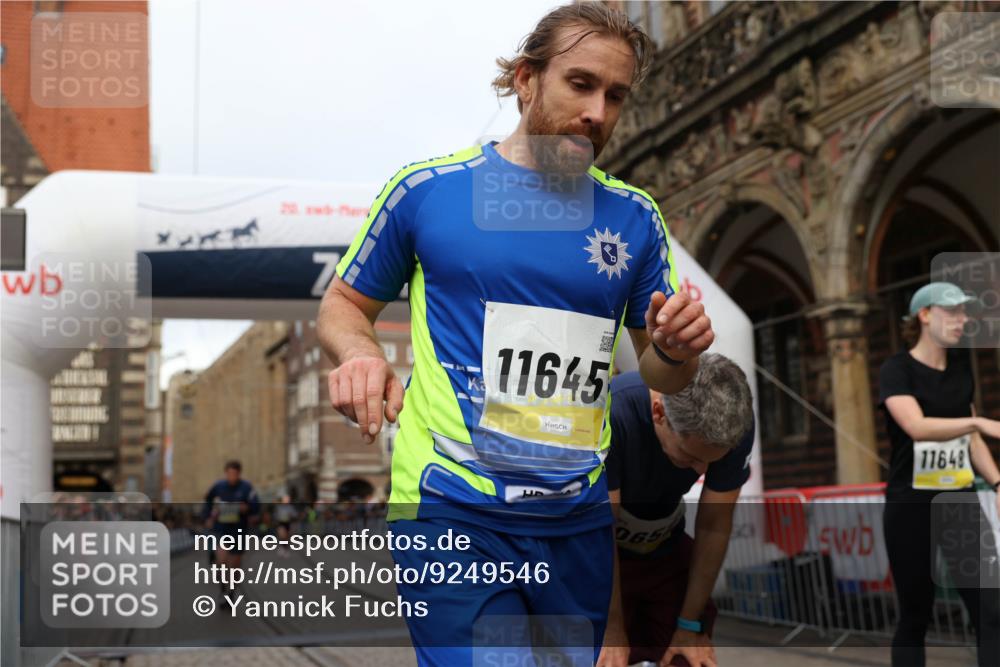05.10.2025 - 20. swb-Marathon Bremen Yannick Fuchs http://msf.ph/oto/9249546 05.10.2025 10:44:20 Ziel 9919, 10044, 10348, 10649, 10816, 11645, 11648 meine-sportfotos.de