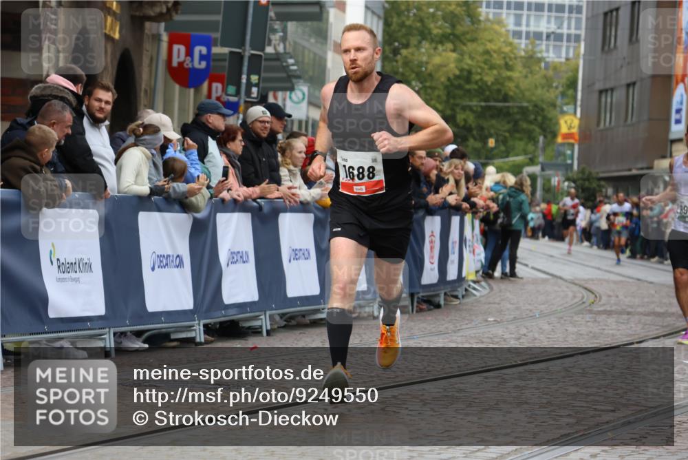 05.10.2025 - 20. swb-Marathon Bremen Strokosch-Dieckow http://msf.ph/oto/9249550 05.10.2025 12:47:35 Ziel 1249, 1688, 6984 meine-sportfotos.de