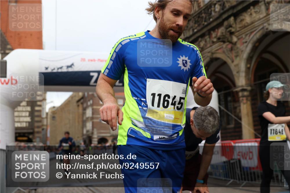 05.10.2025 - 20. swb-Marathon Bremen Yannick Fuchs http://msf.ph/oto/9249557 05.10.2025 10:44:20 Ziel 9919, 10044, 10348, 10649, 10816, 11645, 11648 meine-sportfotos.de