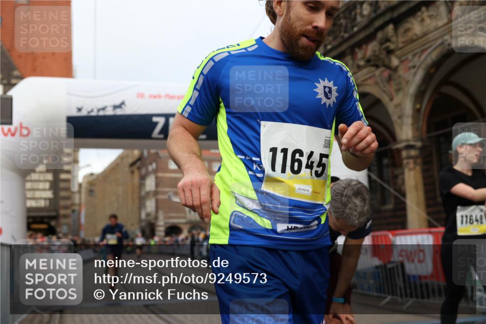 05.10.2025 - 20. swb-Marathon Bremen Yannick Fuchs http://msf.ph/oto/9249573 05.10.2025 10:44:20 Ziel 9919, 10044, 10348, 10649, 10816, 11645, 11648 meine-sportfotos.de