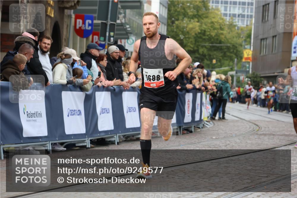 05.10.2025 - 20. swb-Marathon Bremen Strokosch-Dieckow http://msf.ph/oto/9249577 05.10.2025 12:47:35 Ziel 1249, 1688, 6984 meine-sportfotos.de