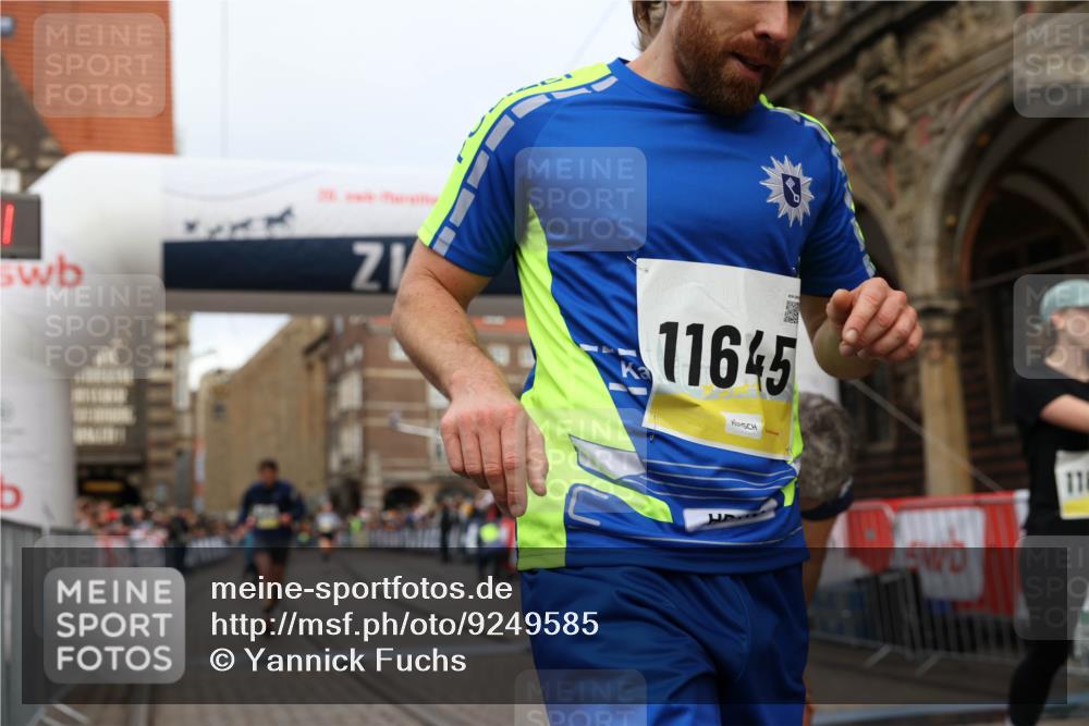 05.10.2025 - 20. swb-Marathon Bremen Yannick Fuchs http://msf.ph/oto/9249585 05.10.2025 10:44:20 Ziel 9919, 10044, 10348, 10649, 10816, 11645, 11648 meine-sportfotos.de