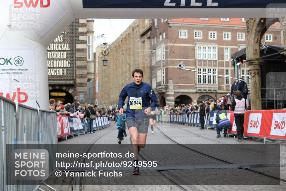 05.10.2025 - 20. swb-Marathon Bremen Yannick Fuchs http://msf.ph/oto/9249595 05.10.2025 10:44:21 Ziel 9919, 10044, 10348, 10649, 10816, 11645, 11648 meine-sportfotos.de