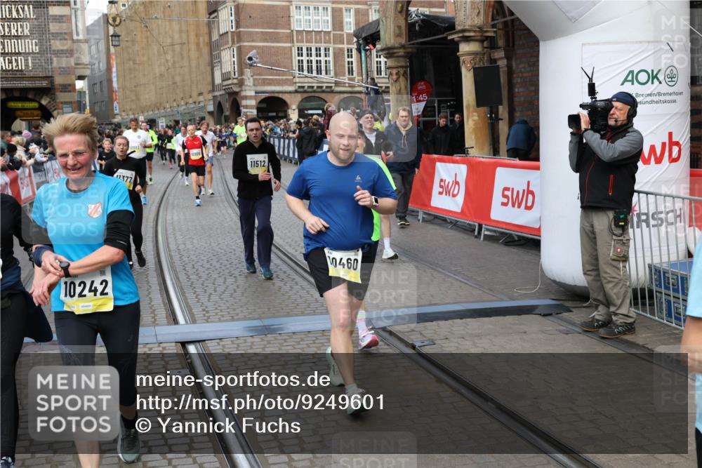 05.10.2025 - 20. swb-Marathon Bremen Yannick Fuchs http://msf.ph/oto/9249601 05.10.2025 10:53:20 Ziel 9449, 9703, 9834, 9956, 10128, 10242, 10349, 10460, 10466, 10806, 10958, 11300, 11377, 11510, 11512 meine-sportfotos.de
