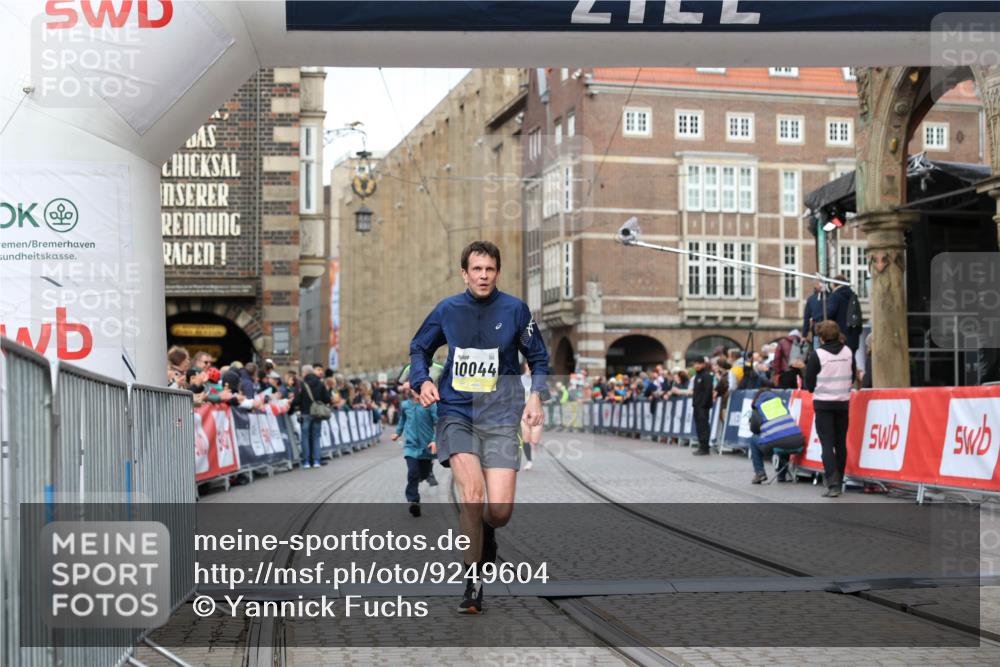 05.10.2025 - 20. swb-Marathon Bremen Yannick Fuchs http://msf.ph/oto/9249604 05.10.2025 10:44:21 Ziel 9919, 10044, 10348, 10649, 10816, 11645, 11648 meine-sportfotos.de