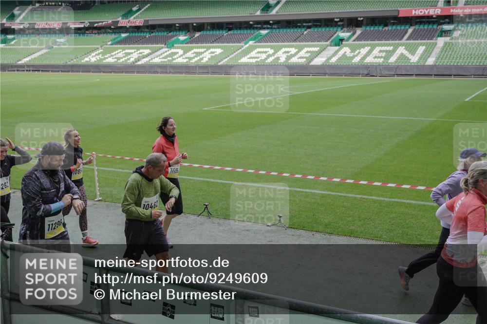 05.10.2025 - 20. swb-Marathon Bremen Michael Burmester http://msf.ph/oto/9249609 05.10.2025 10:39:49 Laufen im Stadion 7199, 7654, 7779, 7789, 7979, 9002, 9180, 9186, 9220, 9224, 9225, 9228, 9241, 9275, 9286, 9315, 9325, 9419, 9515, 9523, 9554, 9571, 9610, 9619, 9628, 9644, 9661, 9662, 9668, 9713, 9765, 9780, 9786, 9850, 9901, 9908, 9931, 9944, 9976, 10018, 10021, 10025, 10157, 10185, 10192, 10207, 10238, 10258, 10286, 10289, 10371, 10374, 10383, 10422, 10426, 10451, 10462, 10531, 10532, 10542, 10557, 10567, 10587, 10597, 10603, 10604, 10619, 10674, 10749, 9229, 9324, 9379 meine-sportfotos.de