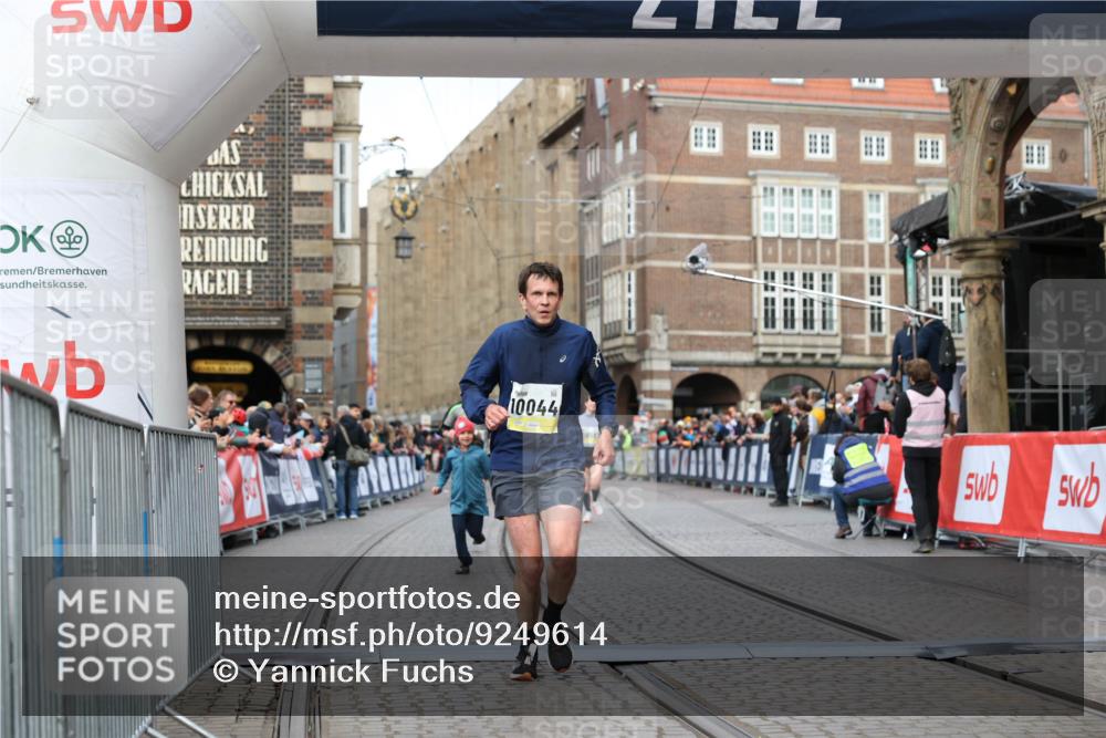 05.10.2025 - 20. swb-Marathon Bremen Yannick Fuchs http://msf.ph/oto/9249614 05.10.2025 10:44:21 Ziel 9919, 10044, 10348, 10649, 10816, 11645, 11648 meine-sportfotos.de
