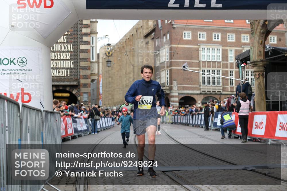 05.10.2025 - 20. swb-Marathon Bremen Yannick Fuchs http://msf.ph/oto/9249624 05.10.2025 10:44:21 Ziel 9919, 10044, 10348, 10649, 10816, 11645, 11648 meine-sportfotos.de