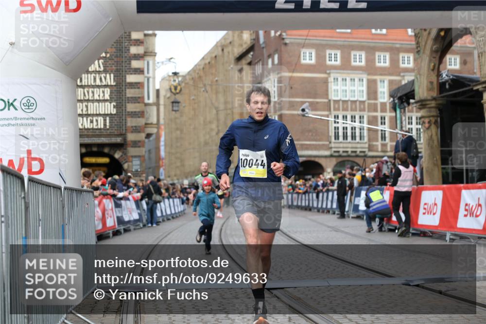 05.10.2025 - 20. swb-Marathon Bremen Yannick Fuchs http://msf.ph/oto/9249633 05.10.2025 10:44:22 Ziel 10044, 10348, 10649, 10816, 11645, 11648, 11659 meine-sportfotos.de