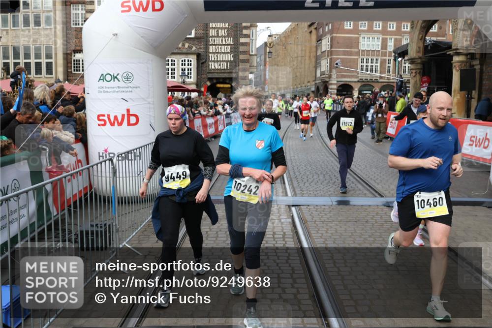 05.10.2025 - 20. swb-Marathon Bremen Yannick Fuchs http://msf.ph/oto/9249638 05.10.2025 10:53:20 Ziel 9449, 9703, 9834, 9956, 10128, 10242, 10349, 10460, 10466, 10806, 10958, 11300, 11377, 11510, 11512 meine-sportfotos.de