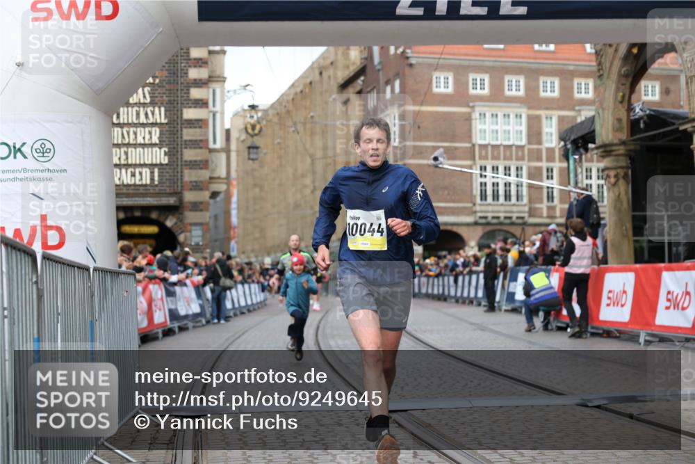 05.10.2025 - 20. swb-Marathon Bremen Yannick Fuchs http://msf.ph/oto/9249645 05.10.2025 10:44:22 Ziel 10044, 10348, 10649, 10816, 11645, 11648, 11659 meine-sportfotos.de
