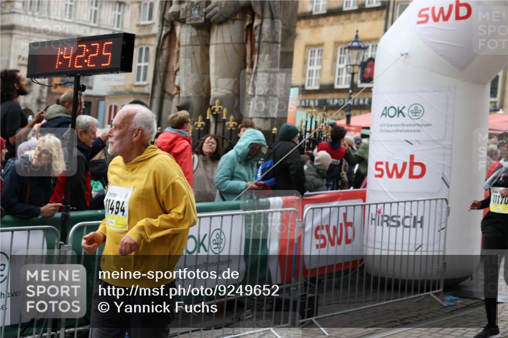 05.10.2025 - 20. swb-Marathon Bremen Yannick Fuchs http://msf.ph/oto/9249652 05.10.2025 11:13:15 Ziel 10041, 11170, 11494 meine-sportfotos.de