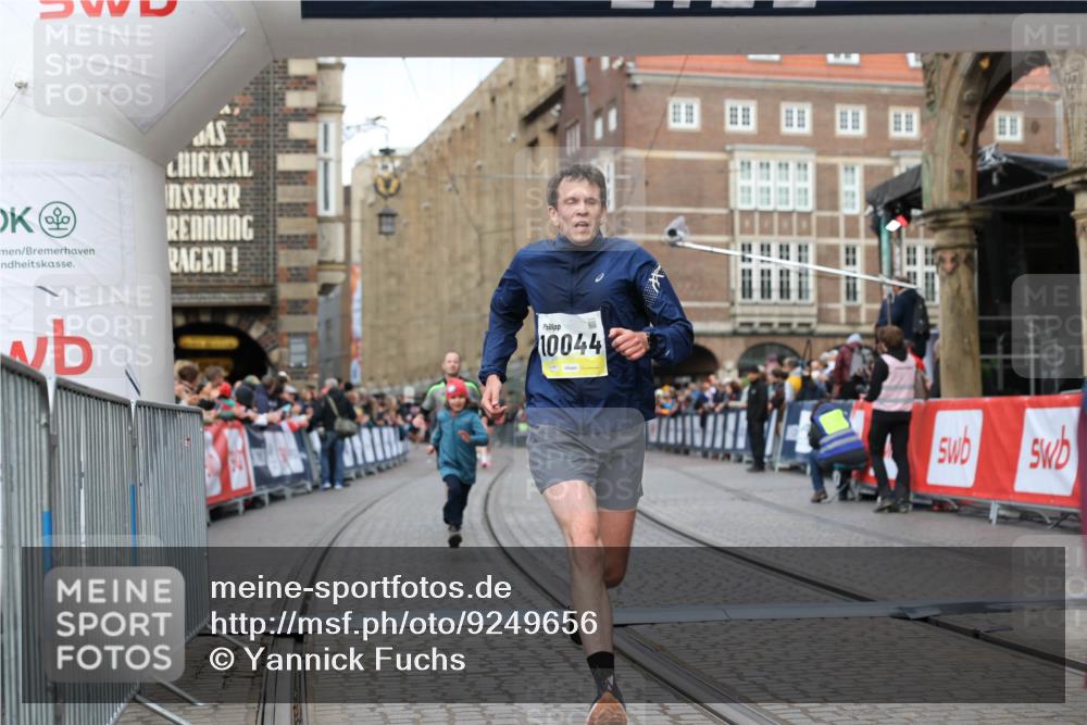 05.10.2025 - 20. swb-Marathon Bremen Yannick Fuchs http://msf.ph/oto/9249656 05.10.2025 10:44:22 Ziel 10044, 10348, 10649, 10816, 11645, 11648, 11659 meine-sportfotos.de
