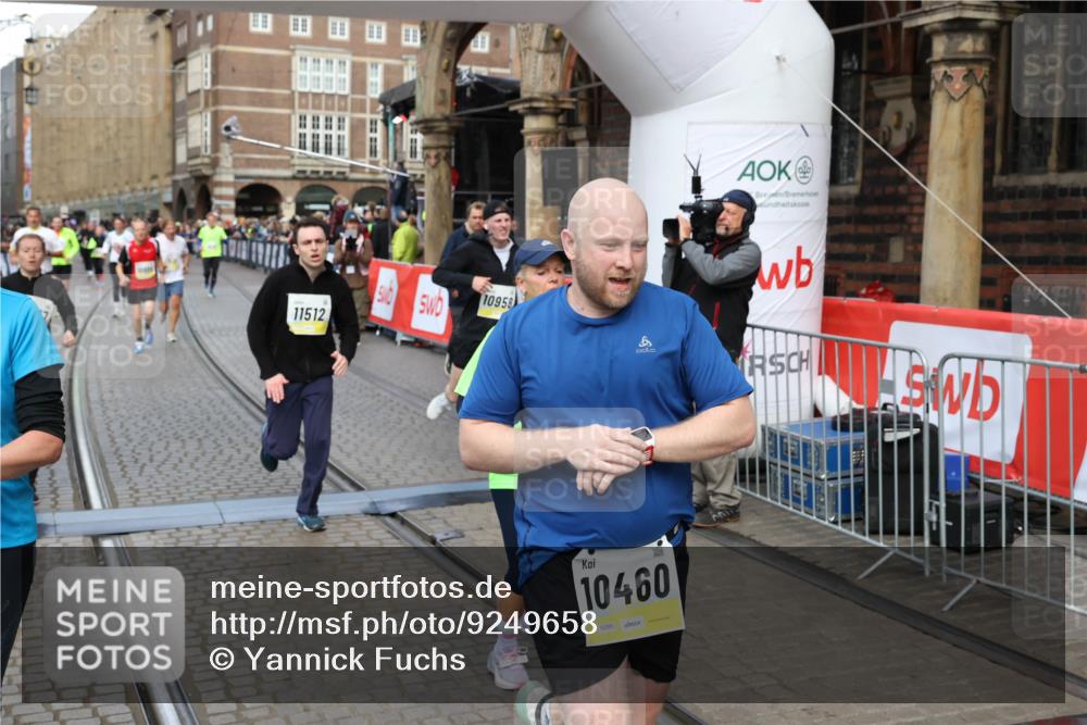 05.10.2025 - 20. swb-Marathon Bremen Yannick Fuchs http://msf.ph/oto/9249658 05.10.2025 10:53:20 Ziel 9449, 9703, 9834, 9956, 10128, 10242, 10349, 10460, 10466, 10806, 10958, 11300, 11377, 11510, 11512 meine-sportfotos.de
