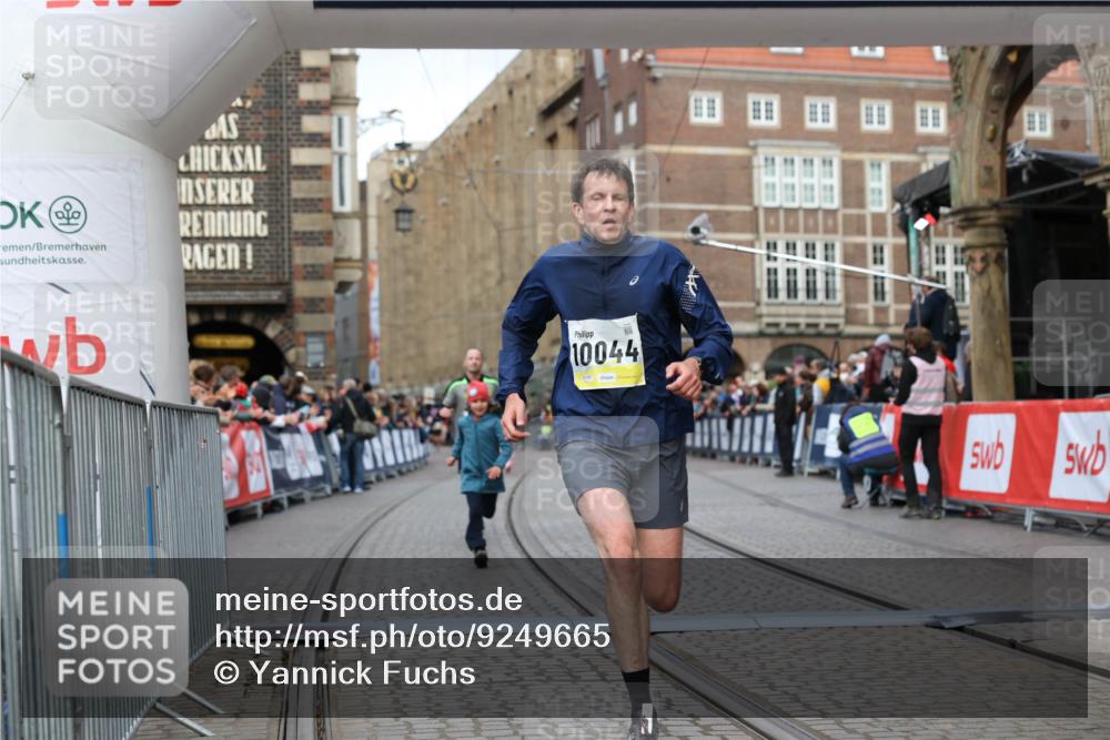 05.10.2025 - 20. swb-Marathon Bremen Yannick Fuchs http://msf.ph/oto/9249665 05.10.2025 10:44:22 Ziel 10044, 10348, 10649, 10816, 11645, 11648, 11659 meine-sportfotos.de