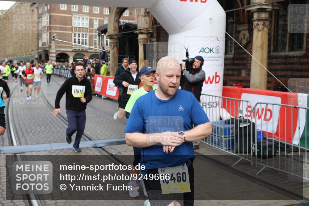 05.10.2025 - 20. swb-Marathon Bremen Yannick Fuchs http://msf.ph/oto/9249666 05.10.2025 10:53:21 Ziel 9449, 9703, 9834, 9956, 10242, 10349, 10460, 10466, 10806, 10958, 10993, 11300, 11377, 11510, 11512 meine-sportfotos.de