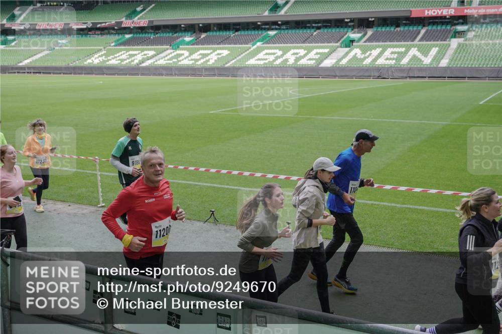 05.10.2025 - 20. swb-Marathon Bremen Michael Burmester http://msf.ph/oto/9249670 05.10.2025 10:39:51 Laufen im Stadion 7199, 7654, 7779, 7789, 7799, 7979, 9002, 9180, 9186, 9220, 9224, 9225, 9228, 9241, 9275, 9286, 9315, 9325, 9419, 9515, 9523, 9554, 9571, 9610, 9619, 9644, 9661, 9662, 9668, 9713, 9765, 9780, 9786, 9866, 9901, 9908, 9931, 9944, 9976, 10018, 10021, 10025, 10157, 10185, 10192, 10207, 10238, 10286, 10289, 10371, 10374, 10383, 10422, 10426, 10451, 10462, 10531, 10532, 10542, 10557, 10567, 10587, 10597, 10603, 10604, 10619, 10674, 10699, 10749, 9324, 9379 meine-sportfotos.de