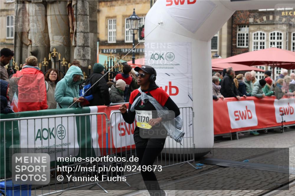 05.10.2025 - 20. swb-Marathon Bremen Yannick Fuchs http://msf.ph/oto/9249673 05.10.2025 11:13:15 Ziel 10041, 11170, 11494 meine-sportfotos.de