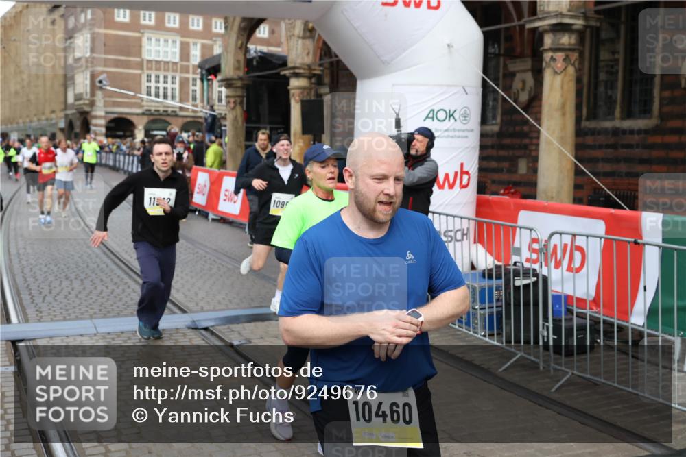 05.10.2025 - 20. swb-Marathon Bremen Yannick Fuchs http://msf.ph/oto/9249676 05.10.2025 10:53:21 Ziel 9449, 9703, 9834, 9956, 10242, 10349, 10460, 10466, 10806, 10958, 10993, 11300, 11377, 11510, 11512 meine-sportfotos.de