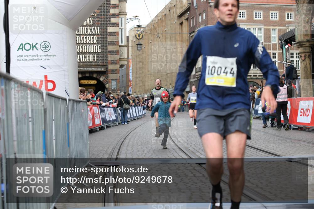 05.10.2025 - 20. swb-Marathon Bremen Yannick Fuchs http://msf.ph/oto/9249678 05.10.2025 10:44:22 Ziel 10044, 10348, 10649, 10816, 11645, 11648, 11659 meine-sportfotos.de